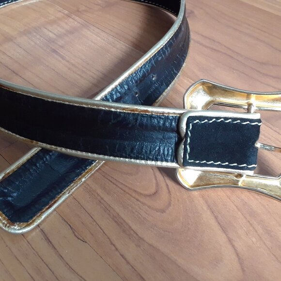 Black Faux Suede Belt With Large Gold Tone Buckle - Picture 3 of 9